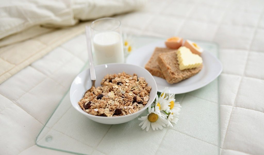 muesli served with bread and milk
