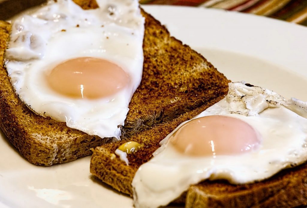 toasted bread with eggs