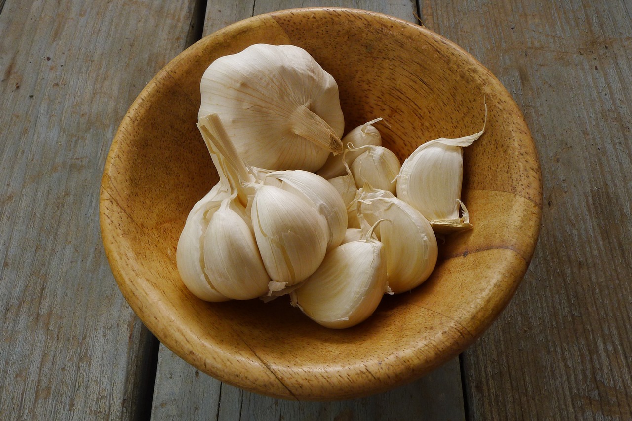 garlic pods in brown bowl