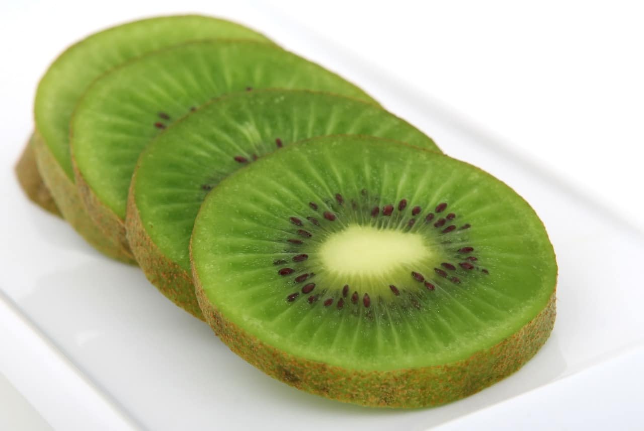 sliced fresh kiwi