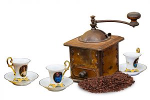 coffee grinder with cups