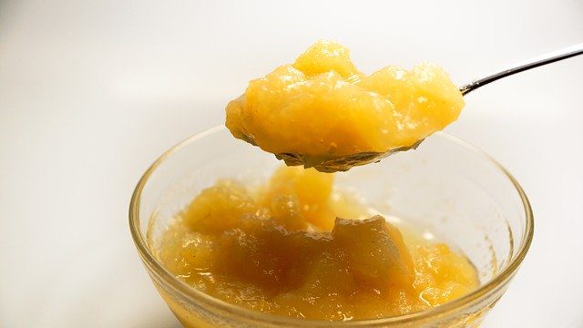 apple sauce in a transparent bowl