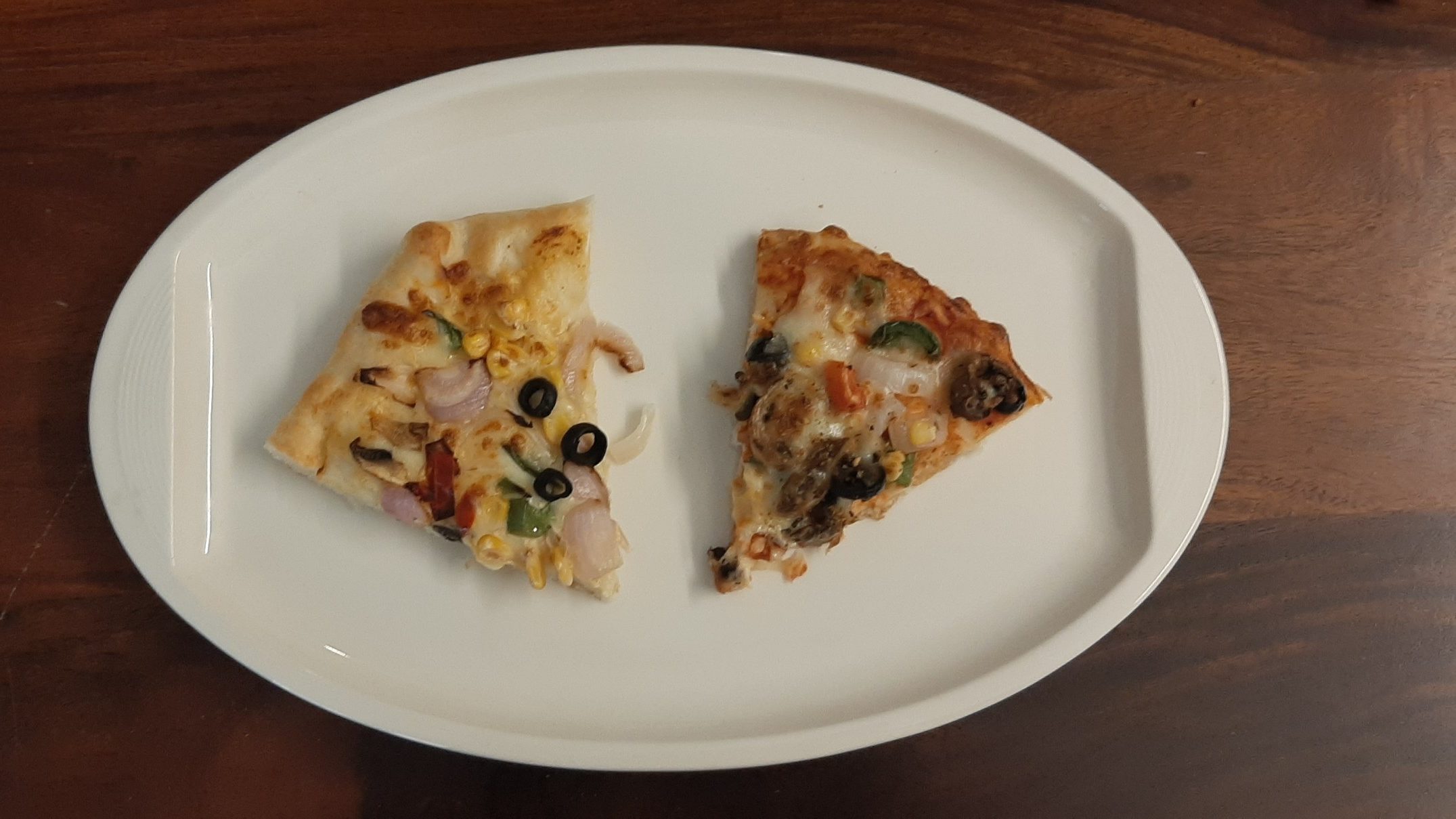 pizza hut veggie supreme stuffed crust – cheese max (l) vs. domino’s veg extravaganza cheese burst (r)