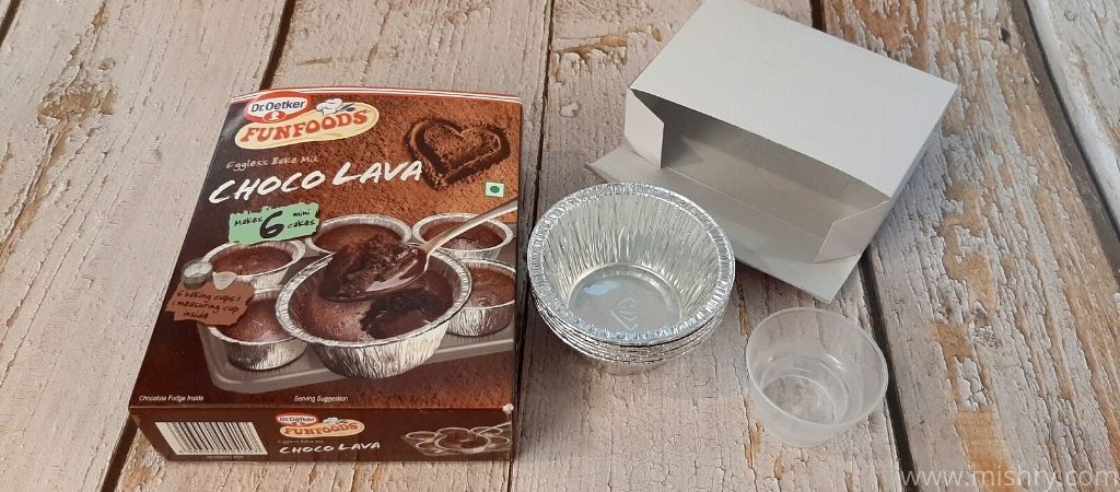 dr oetker funfoods choco lava bake mix with measuring and baking cups