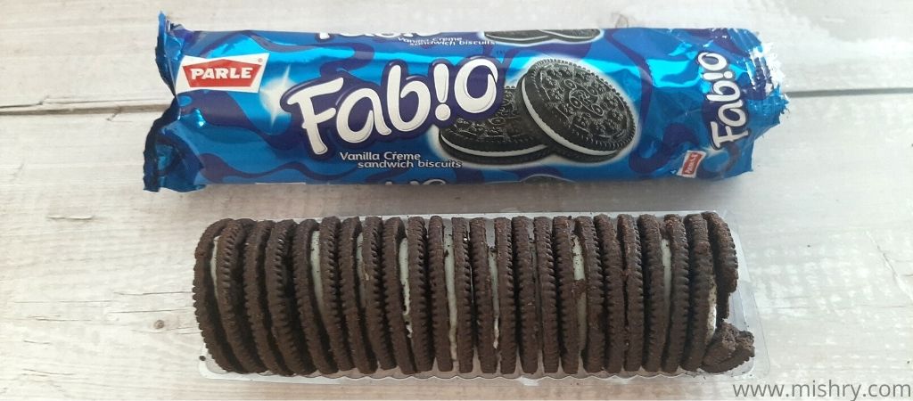 fabio biscuits come in a tray packaging