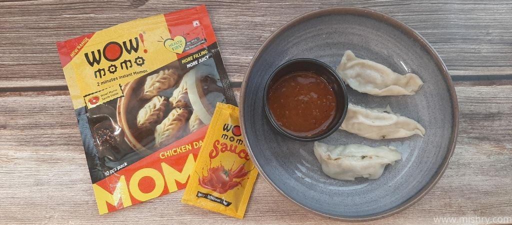 steamed wow chicken momos in a plate