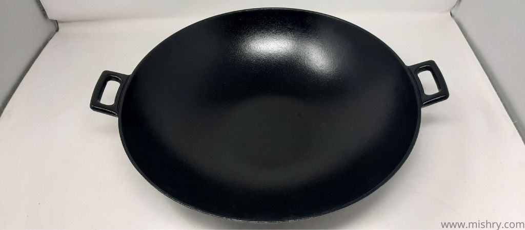 overhead look of amazonbasics iron wok pan