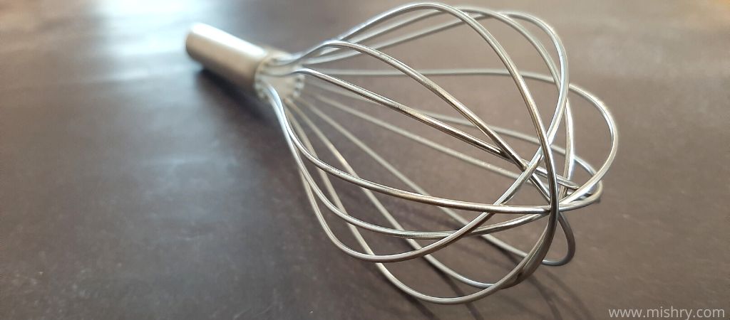 closer look at the balloon whisk