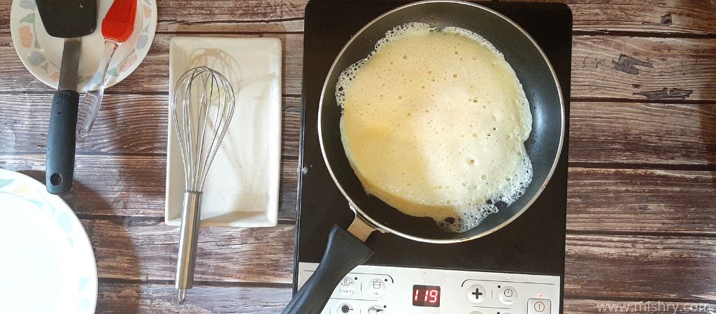 making omelet using the balloon whisk