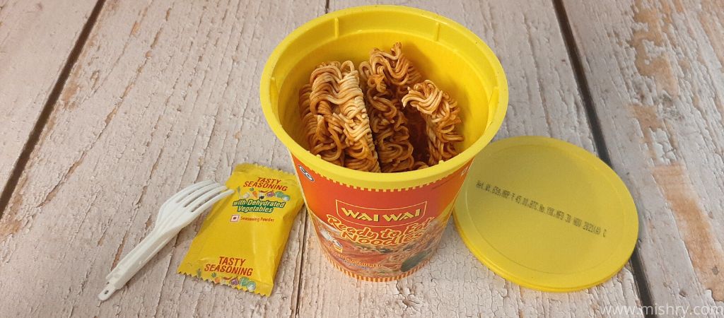 wai wai chicken flavour noodles packaging