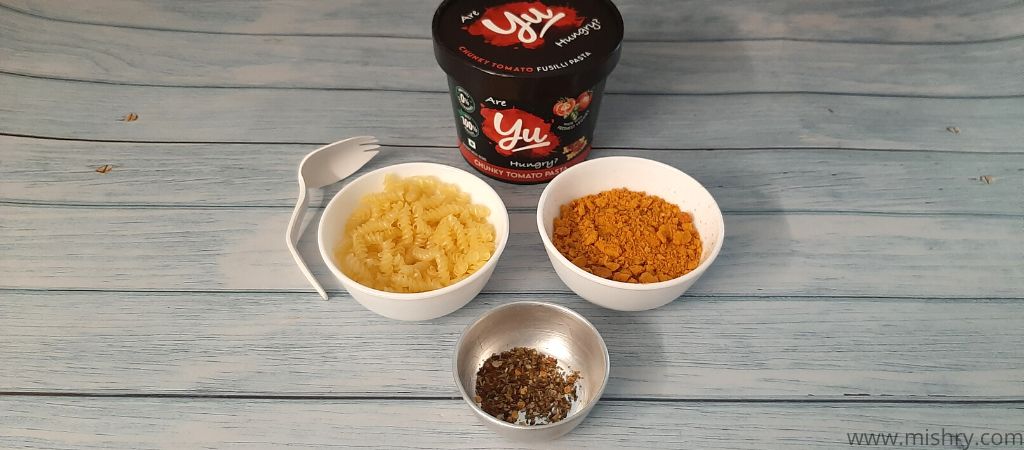 yu chunky tomato pasta and powder for sauce in bowls