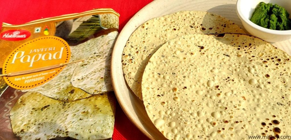 roasted haldiram's javitri papad in a plate with chutney