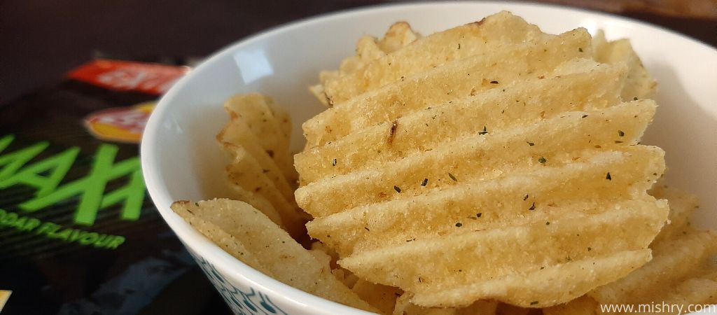 closer look at lays maxx peppery cheddar potato chips