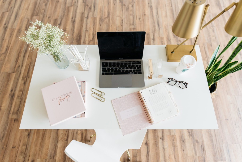 accessories to give your office desk an organized look