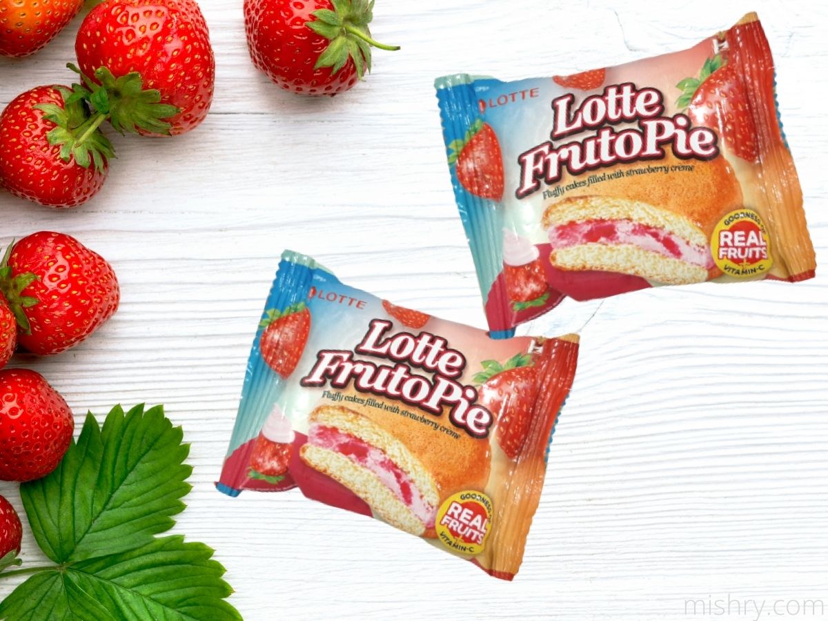 lotte fruto pie fluffy cakes with strawberry creme review