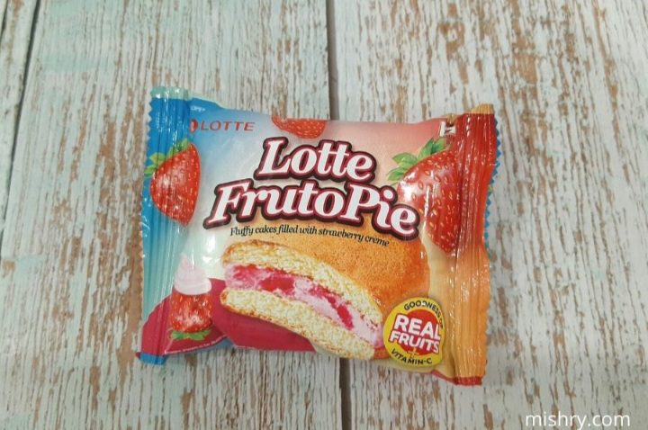 the packaging of lotte fruto pie fluffy cakes with strawberry creme