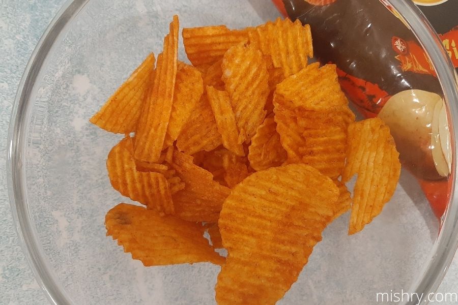 a close look at lay's sizzlin' hot chips