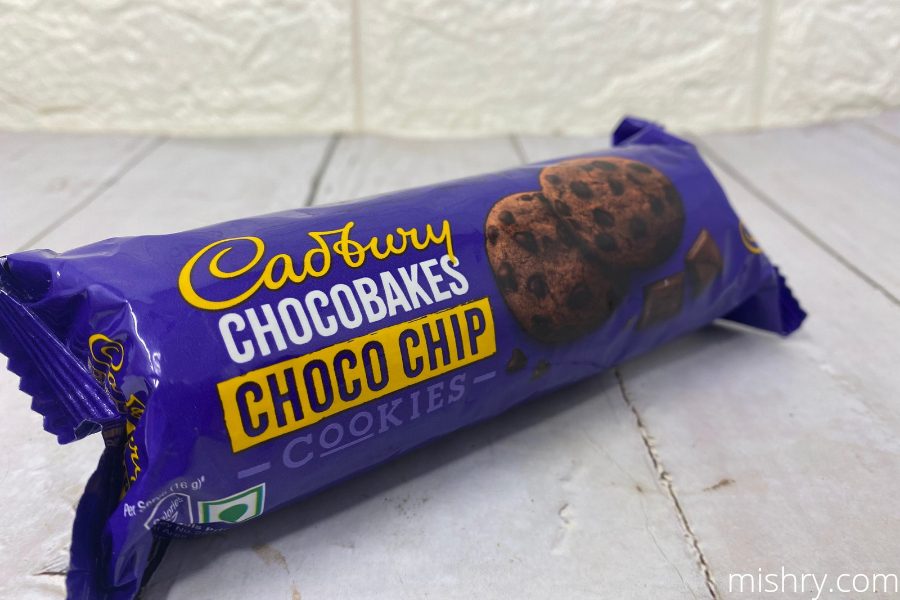 the outer pack of cadbury chocobakes choco chip cookies